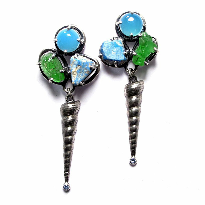 Joanna Gollberg, S̄ām t̀āng h̄ū h̄in thī̀ mī pelụ̄xk h̄̂xy สามต่างหูหินที่มีเปลือกห้อย (Earrings), Sterling Silver, Blue Chalcedony, Green Glass (Mexico), Concrete (Mexico), Blue Sapphire
